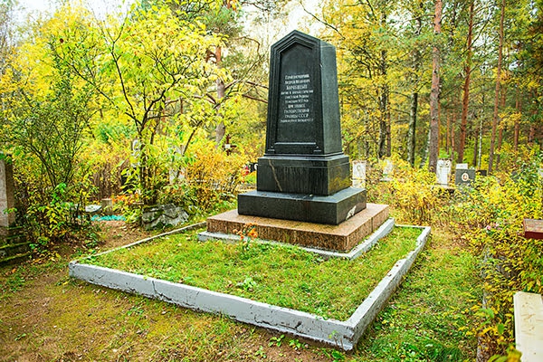 Памятник на могиле Андрея Коробицына. Сестрорецкое кладбище.