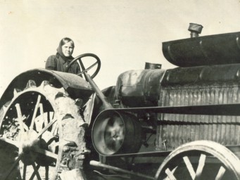 Труженики тыла 1941-1945 гг. - женщины — трактористки Тотемской машинно-тракторной станции