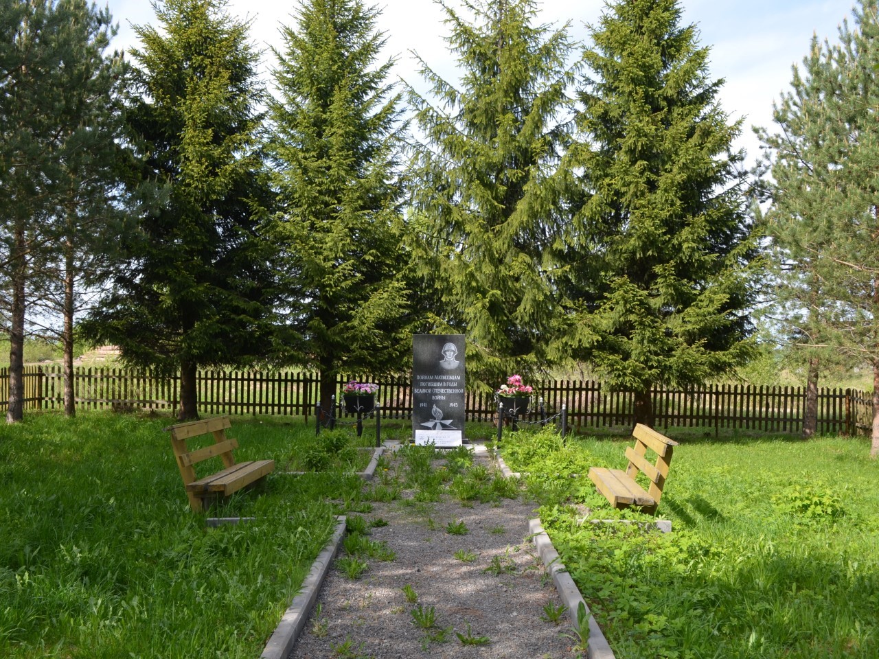 Памятная плита «Воинам матвеевцам, погибшим в годы ВОВ 1941-1945» в д. Матвеево 1