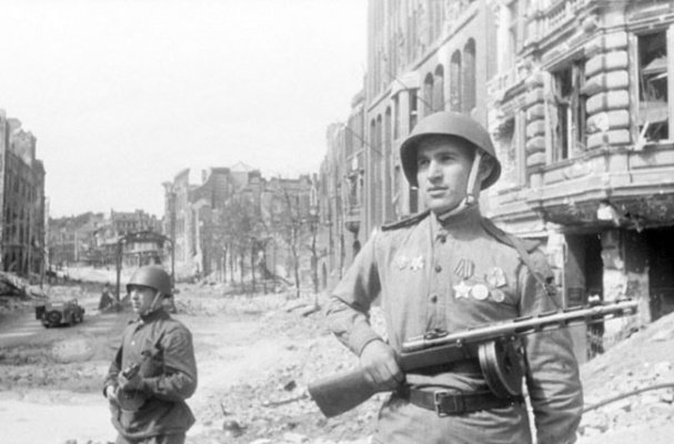 Советский патруль в Берлине
