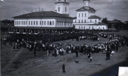Молебен на базарной площади в г. Тотьме перед отправкой мобилизованных на фронт в 1914г. Позитив с негатива Петрова.